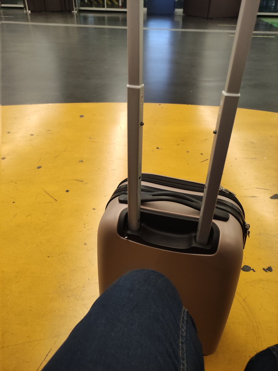 Ya en la estación esperando a mi tren rumbo a Barcelona 

Otra vez me han preguntado que qué llevo en la maleta y le he dicho que juguetes sexuales. Era una mujer de mediana edad y me ha guiñado un ojo y me ha dicho "muy bien!" 😅

Normalizando 😉