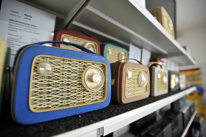 VlastimilWeiner's tweet photo. Sériovou výrobu celotranzistor. přijímače T58, "Kabelky" (SV, baterie 2x3V, 680 Kčs)
zahájila Tesla Přelouč v 11/1958 (před 67 lety). Premiéra: EXPO v Bruselu. Na vánoční trh vyrobila 1 000 ks, v r. 1958 už byl plán 30 000 ks. Byl to 1. čs. tranzistorový přijímač. (📷 @novinkycz) https://t.co/w3n8c6mY3a