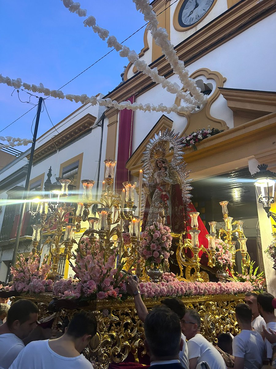 🔴 #RosarioSanJuan25 Sale a las calles de San Juan de Aznalfarache la Virgen del Rosario. Suena “A tí, Virgen del Rosario”

#GloriasLasNieves25 | <a href="/RosariodSJuan/">HdadRosario</a>