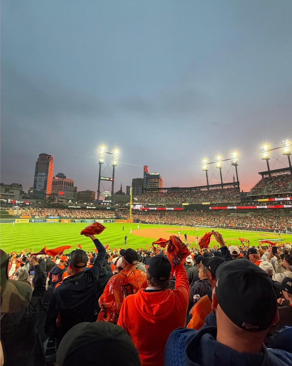 We took our top performers out for an experience at the American League Playoffs here in Detroit! For most of the crew, it was their first playoff game, and the energy in the stadium was electric. ⚡️
-

#americanleague #playoffs #topperformers #lifeat2313inc #detroittigers