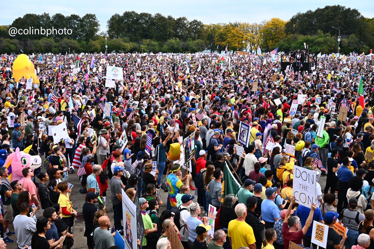 colinbphoto's tweet image. Massive crowd as thousands pack downtown Chicago for the No Kings rally and march. I’m here #OnAssignment for @BlockClubCHI