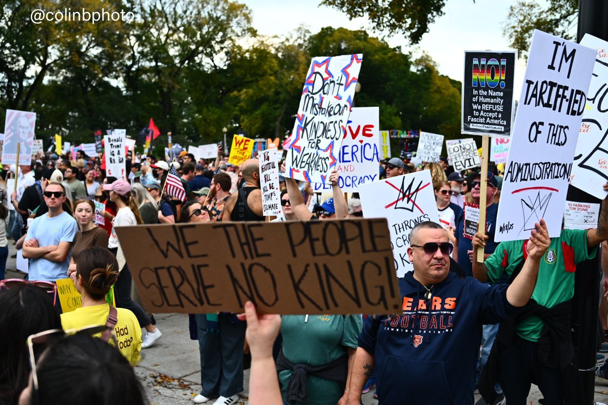 colinbphoto's tweet image. Massive crowd as thousands pack downtown Chicago for the No Kings rally and march. I’m here #OnAssignment for @BlockClubCHI