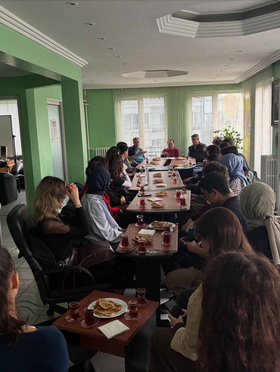 Bugün vakıf merkezimizde vakfımıza yeni katılan arkadaşlarımız  ile bu dönemin ilk etkinliği olan tanışma toplantımızı gerçekleştirdik. Yeni katılan öğrenci arkadaşlarımıza hoş geldiniz diyor, tüm katılımcılarımıza teşekkür ediyoruz.