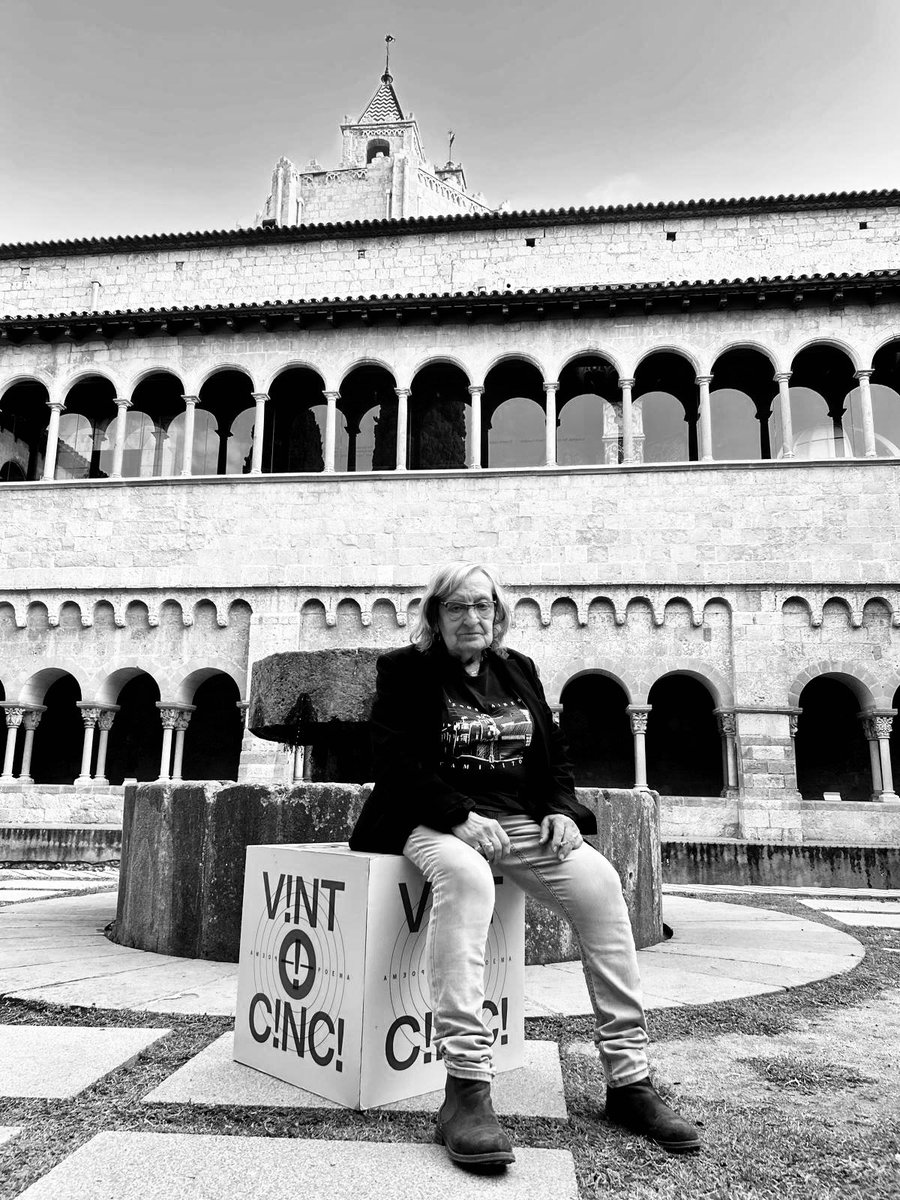 Avui hem viscut un dels dies més especials del #FNP25 al Monestir Sant Cugat: Els poetes del segle 

Amb <a href="/mireia_calafell/">Mireia Calafell</a>, Maria Callís, Adrià Targa, Pol Guasch, <a href="/BlancaLlumVidal/">Blanca Llum Vidal</a>-Sara Fontan, Biel Mesquida, Enric Casasses, <a href="/joseppedrals/">Josep Pedrals</a> i Marta Pessarrodona

🤍 Gràcies a tots/es!