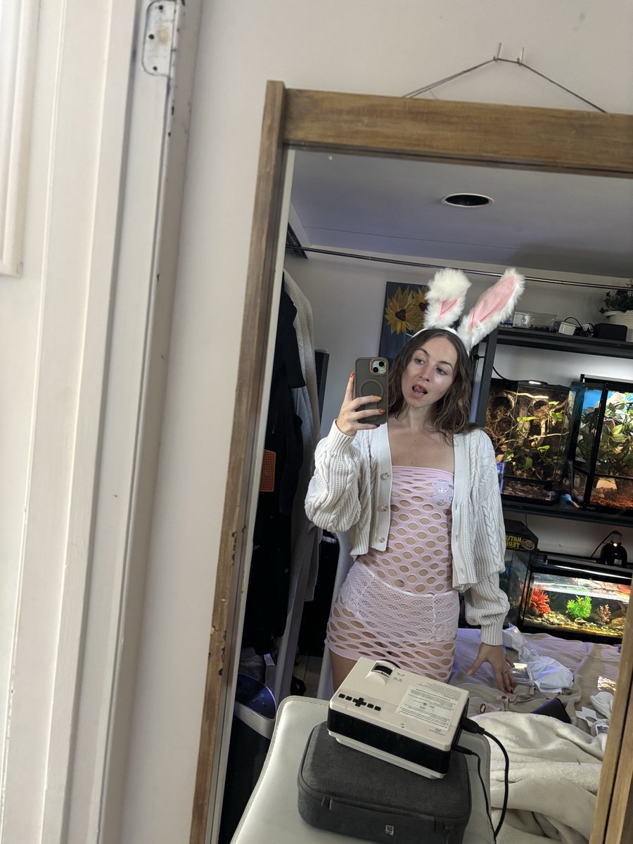 Cum say hi to your favourite snowbunni 😘 #tabooshow2025 #saugacity