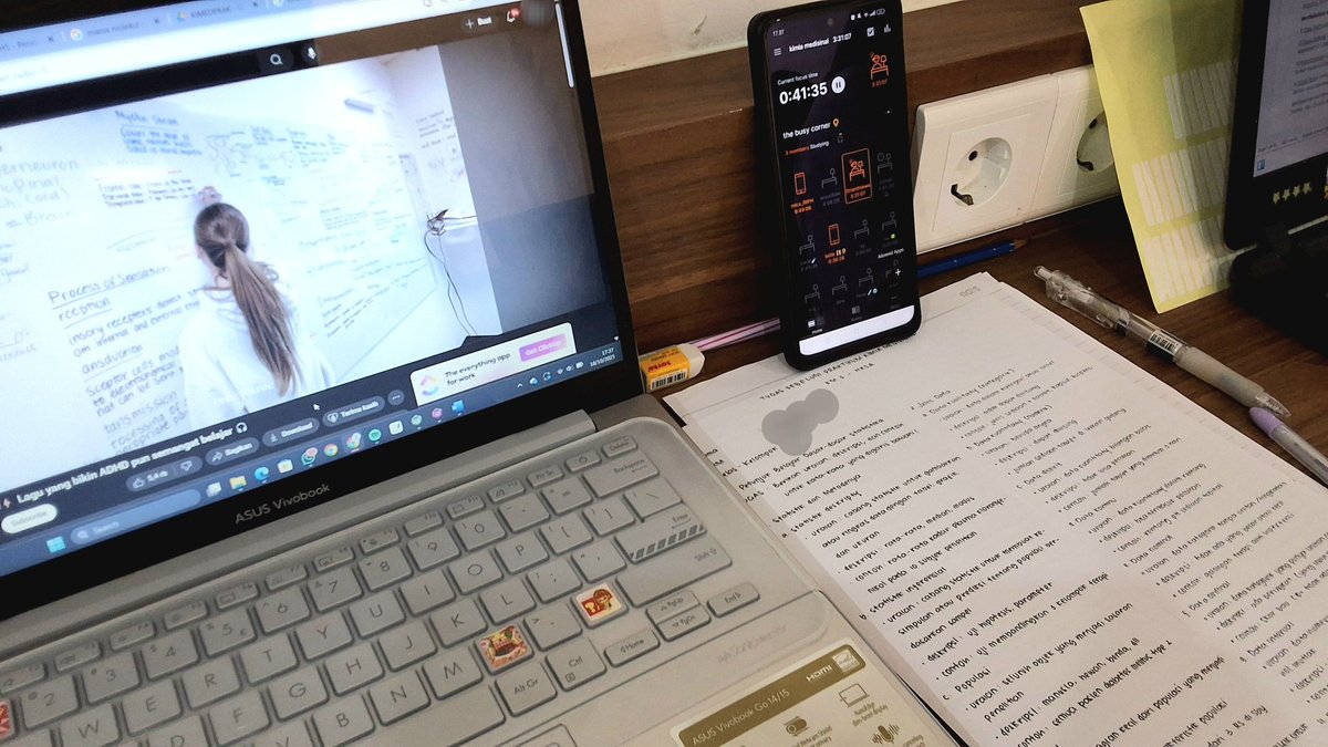 writemynotes's tweet image. Unplanned studying  @ cafe today, suddenly my Professor gave us assignments with a tight deadline :] #studytwt