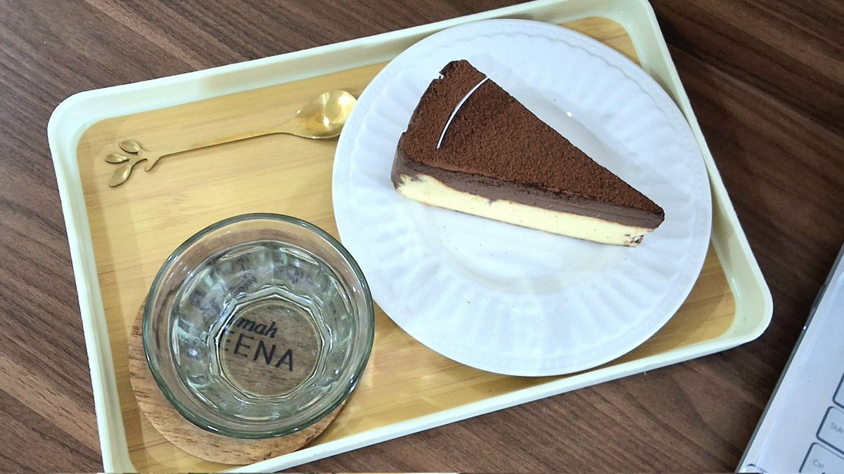 writemynotes's tweet image. Unplanned studying  @ cafe today, suddenly my Professor gave us assignments with a tight deadline :] #studytwt