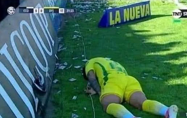 La familia: FELIZZZZ NAVIDADD!!🎇

Yo en el patio re en pedo: