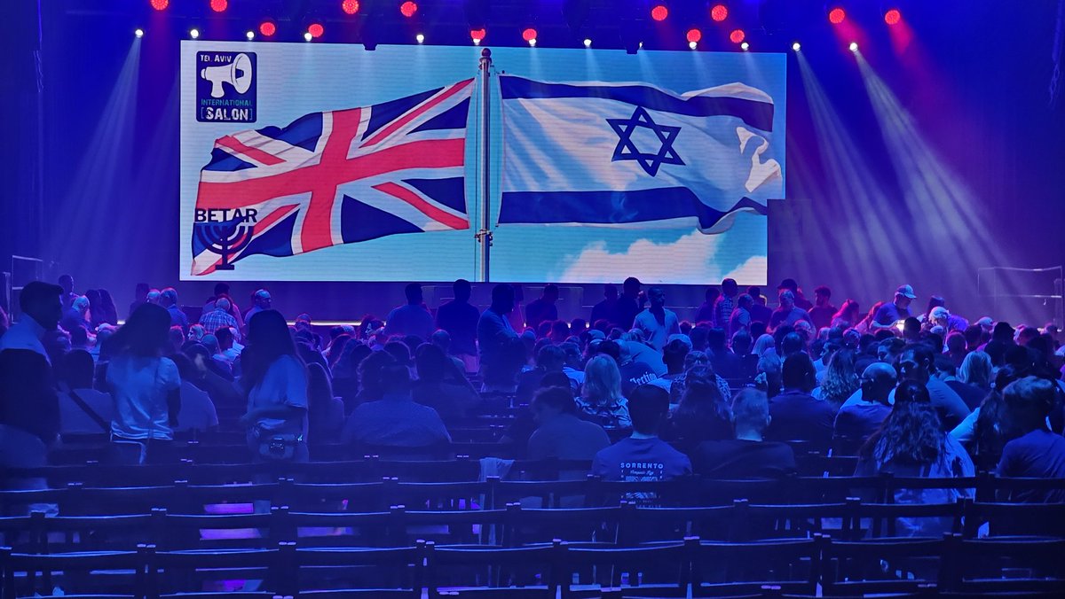 הגעתי לאירוע של <a href="/TRobinsonNewEra/">Tommy Robinson 🇬🇧</a> בהאנגר 11. די אבסורד שמוזיקת החימום ברקע זה פינק פלויד.