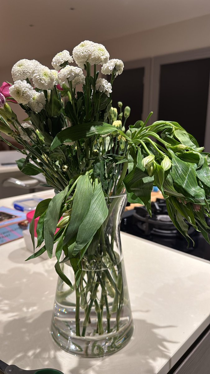 NotGoodhere's tweet photo. @SerenataFlowers this is what there deliveries really look like. Do not ever use this company. They are an utter disgrace. https://t.co/NMUU8eDp89
