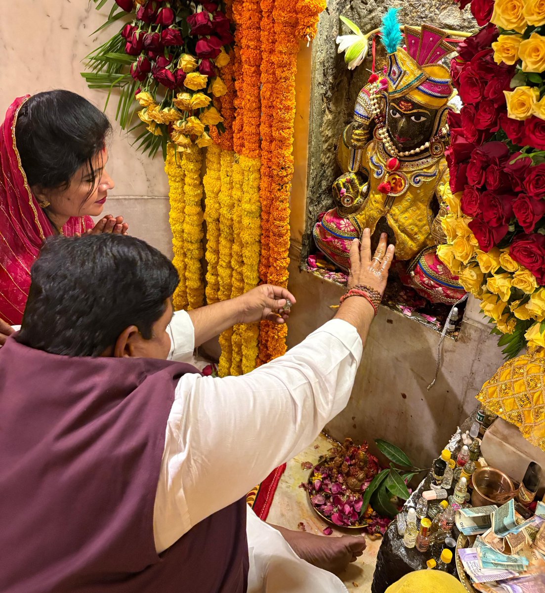 bjpanilfirojiya's tweet photo. आज धनतेरस के पावन पर्व पर अपनी धर्मपत्नी एवं बड़ी बालिका सहित श्री सांदीपनि आश्रम में स्थित श्री कुबेर देव मंदिर में दर्शन-पूजन कर भगवान श्री कुबेर महाराज का आशीर्वाद लिया व देशवासियों के लिए सुख समृद्धि, खुशहाली व विश्वशांति हेतु प्रार्थना की।

#HappyDhanteras #BlessingsOfKuber https://t.co/u6zIlbHeTI