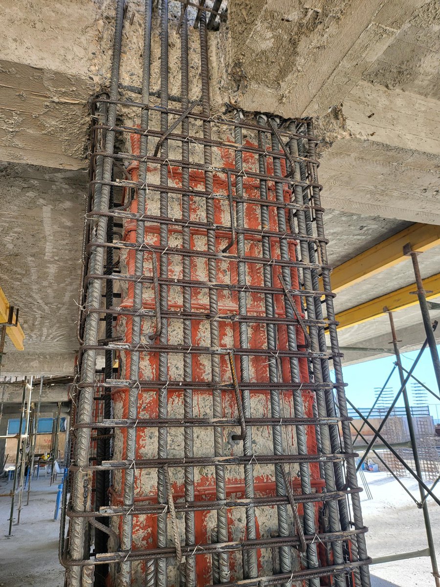 AGH_STR's tweet photo. أثناء تنفيذ القميص الخرساني (Concrete Jacket) يتم عمل فتحات في الجزء العلوي من العمود لصب الخرسانة منها، ويجب الانتباه إلى عدم التكسير بشكل كامل حول العمود، مع ضرورة توفير الدعم المؤقت قبل البدء بأعمال التكسير https://t.co/hebR8lPPQH