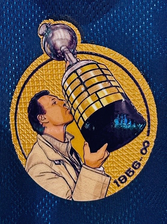 El parche que va a lucir Boca en su pecho vs. Belgrano, en honor a Miguel Ángel Russo.

1956-♾️. ❤️‍🩹