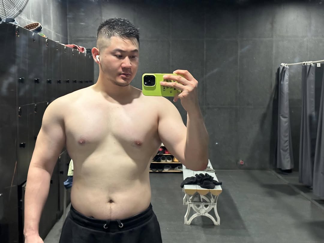 UZwT8IOG2hpFnNP's tweet image. フィットネス、続けなきゃね。
土曜日のジムのイケメン、もう見かけなくなったな😱