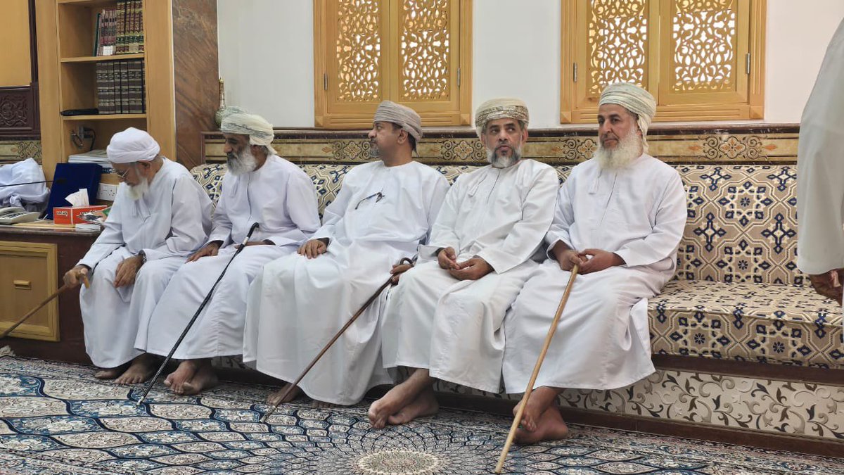 DrMalaraimi's tweet photo. في حضرة أخيرِ ِالرجال يعبق الوقار وتزهر القلوب سكينة وجمالاً فحديثه نور وصمته حكمه وبصيرته نافذة تُبصر ما تعجز عنه العيون . سعدت بلقاء الشيخ الجليل حمود الصوافي خير الرجال وأبركهم في سناو حيث النخيل الباسقات تعانق السماء والسلام يهمس بين أهلها الطيبين.
#سلطنة_عمان 
#سناو #الشيخ_حمود_الصوافي