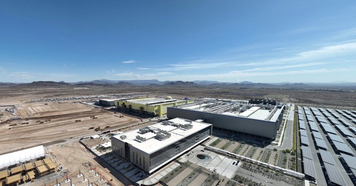 TechAI_Daily's tweet image. 🇺🇸 Big Move: Nvidia and TSMC unveil first U.S.‑made “Blackwell” AI chip wafer
• The wafer was manufactured at TSMC’s Phoenix, AZ fab a major step for U.S. AI/semiconductor supply chain reshoring.
• It supports leading‑edge nodes (2 nm/3 nm/4 nm and A16 tech) used for AI,…