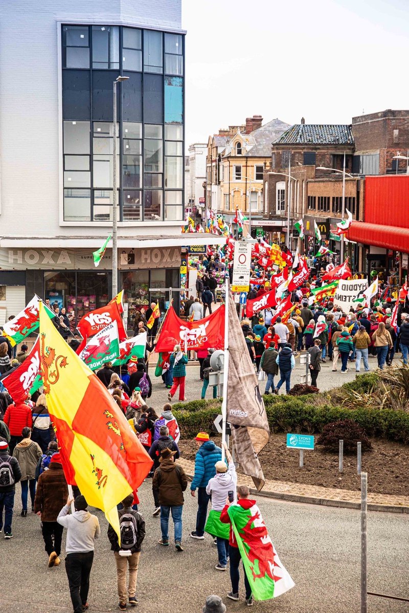 Diolch enfawr i’r miloedd a orymdeithiodd yn y Rhyl dros annibyniaeth! 🏴󠁧󠁢󠁷󠁬󠁳󠁿

A huge thank you to the thousands who marched in Rhyl for independence! 🏴󠁧󠁢󠁷󠁬󠁳󠁿