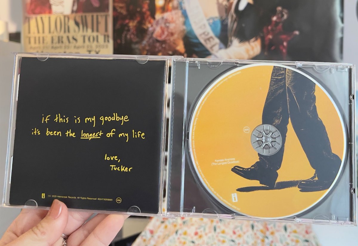 fulltimefangrrl's tweet photo. so no one wanted to talk about how beautiful the inside of this cd is https://t.co/ZjinIGdB8a