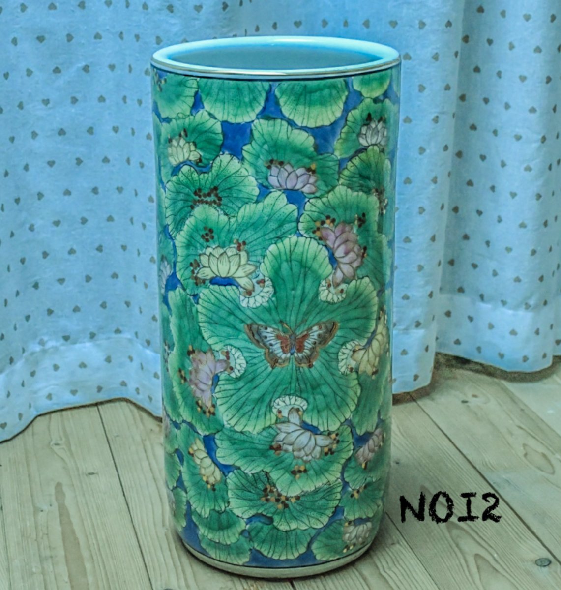 Noi2ST's tweet photo. NON solo un semplice porta ombrelli, è un oggetto d’arredo particolare grazie alla decorazione con un dettaglio in oro zecchino. H45 cm dia 20.  Oggetto ad un piccolo prezzo, se interessa… contattaci!!
Consegna a Bolzano no spedizioni! https://t.co/fzFxwcmhYb