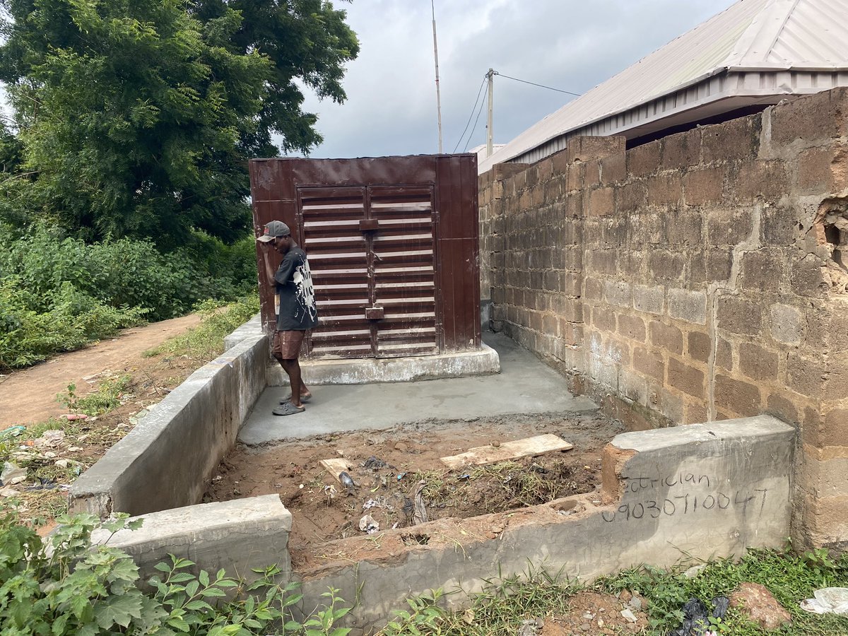 portable1264's tweet photo. @phlexyl Boss please help me comp the roofing of my shop please 
I just graduated and I want to use this to start something for myself but things are hard sir 
The roofing cost is about 90k and I only have 40k available with me sir 
Please help my life 🙏🙏
You no go fall @phlexyl https://t.co/tiWYTnO7kN