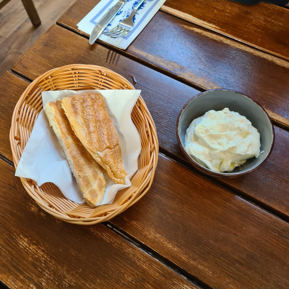 schätzt den Preis (Grieche ist direkt neben den Kassen eines Supermarktes im Einkaufscenter)