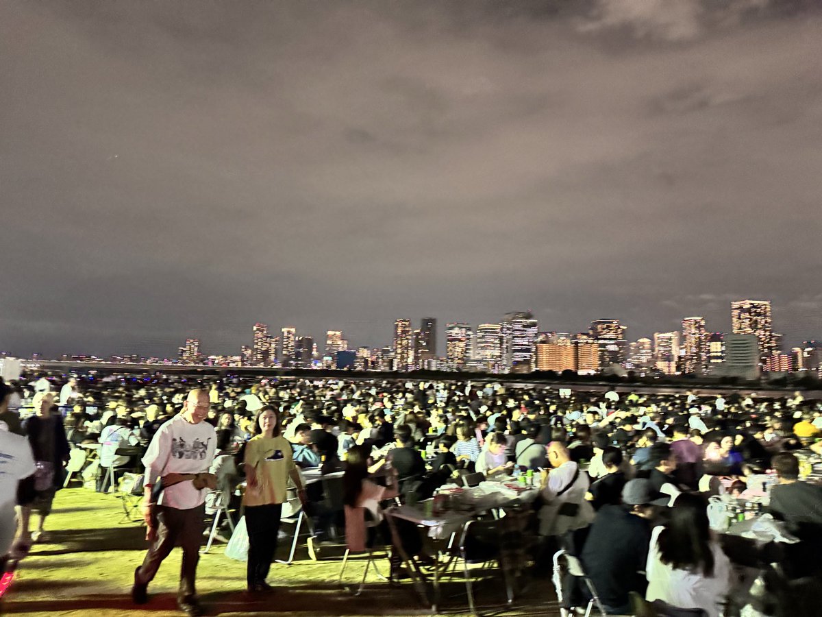 aiba_algorithm's tweet image. 学生ぶりに淀川の花火大会行ってきました。初の有料席やったけど、途中から土砂降りで1/3以上が帰っていったw