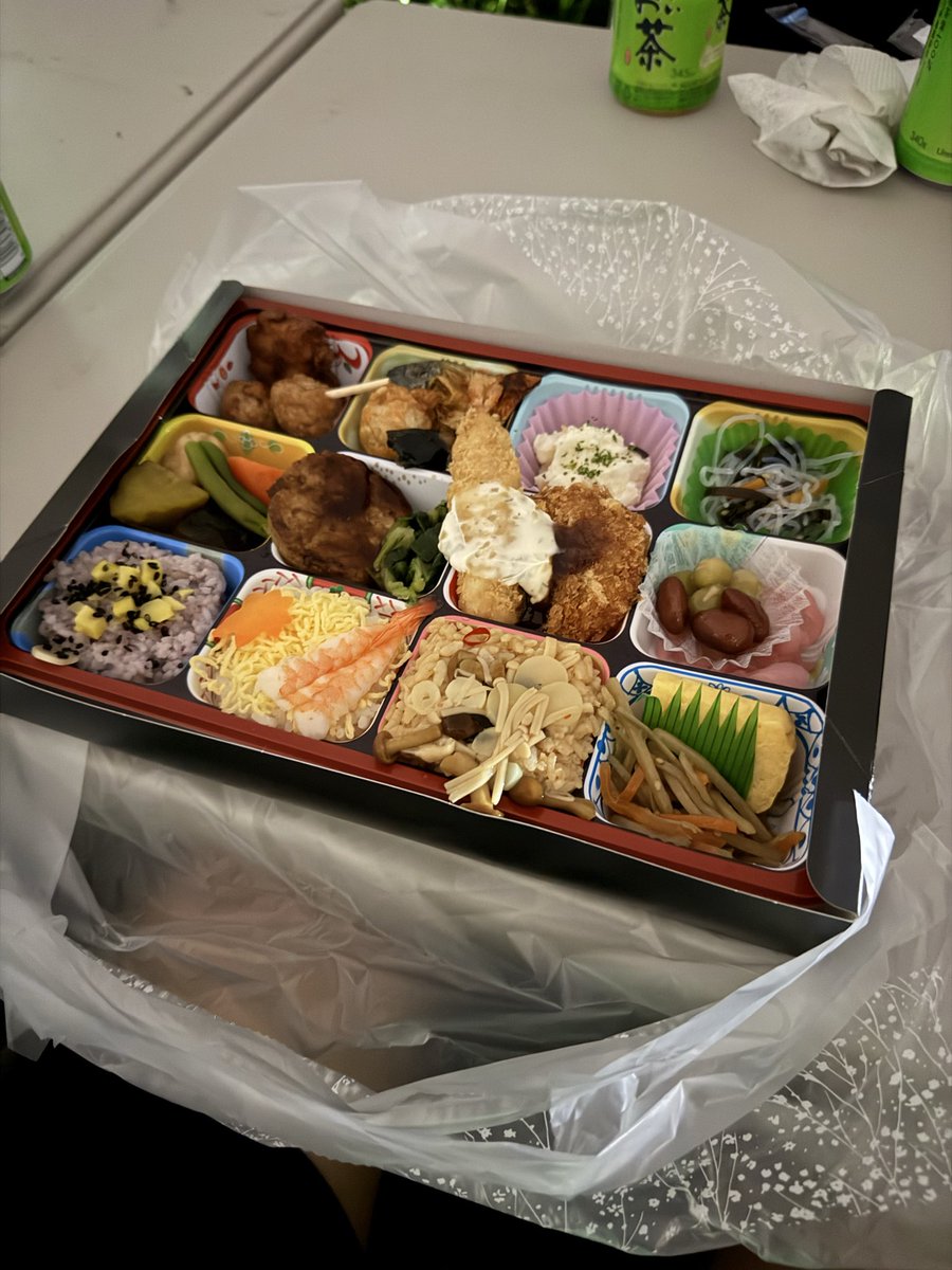 aiba_algorithm's tweet image. 学生ぶりに淀川の花火大会行ってきました。初の有料席やったけど、途中から土砂降りで1/3以上が帰っていったw