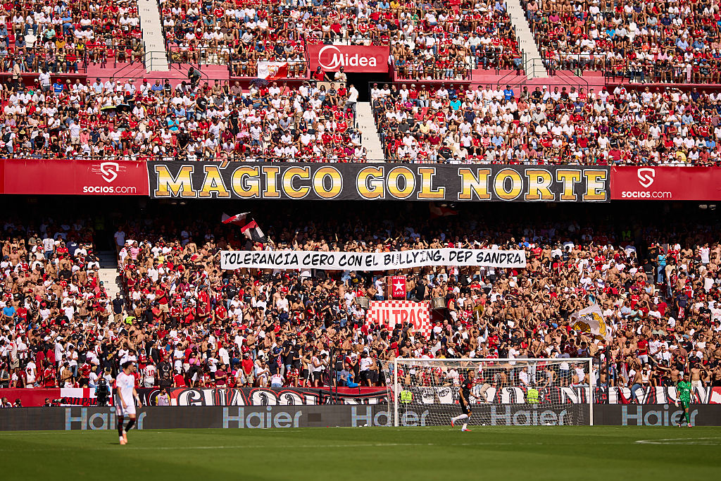 👏 El gesto de la afición del Sevilla. 

"Tolerancia cero con bullying. DEP Sandra".