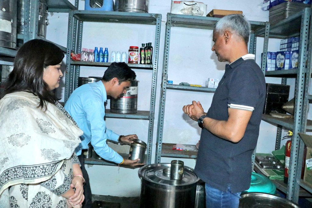 CommissionerAgr's tweet image. मण्डलायुक्त श्री शैलेन्द्र कुमार सिंह जी ने डीआईओएस कम्पाउण्ड स्थित राजकीय बाल गृह (शिशु) आगरा का निरीक्षण किया.
बच्चों से बातचीत कर यहां मिल रही सुविधाओं के बारे में पूछा और पढ़ाई से सम्बंधित सवाल जबाव भी किए, कमियों के सुधार हेतु संबंधित को निर्देश दिए.
@CMOfficeUP