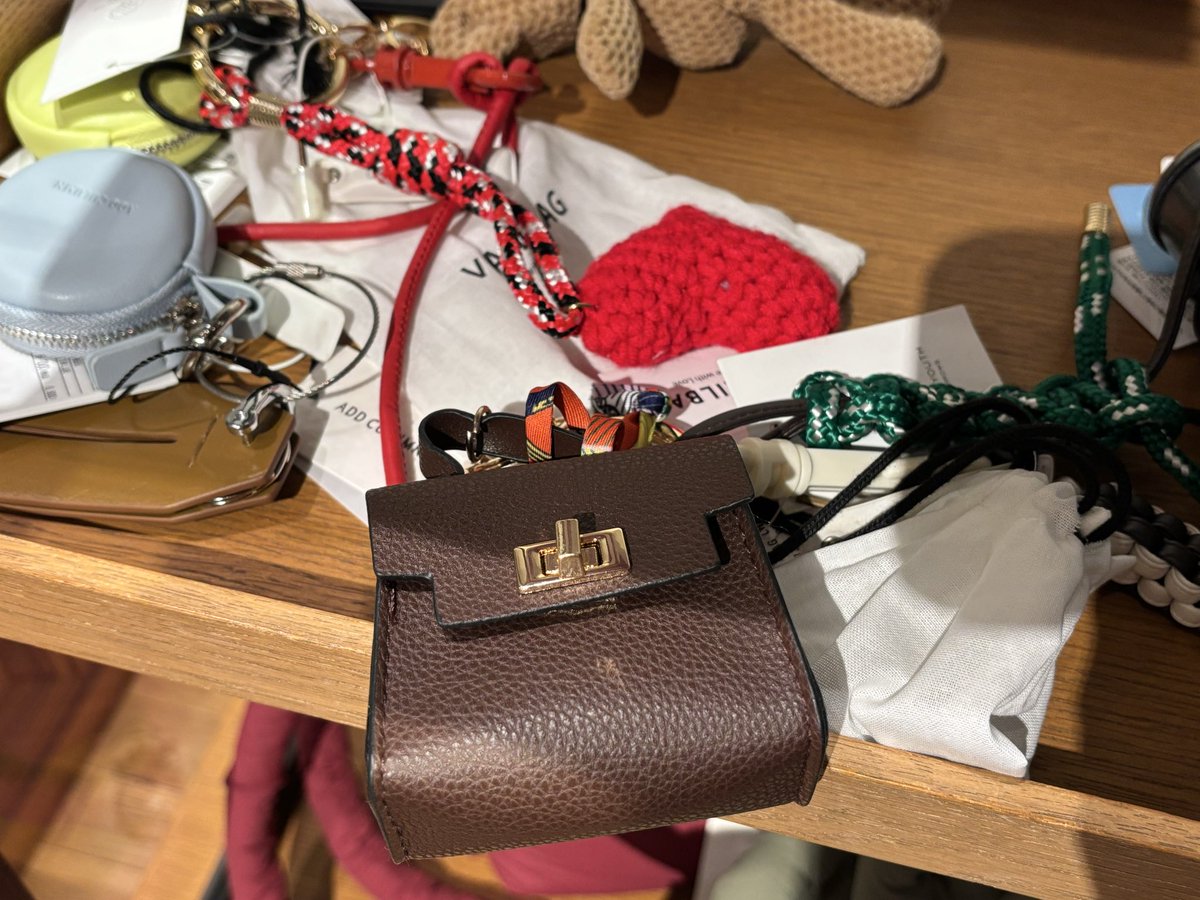 UNITED ARROWSにケリーチャームもどきが売られていた。ちなみにお値段9900円👜

久しぶりの #エルメス警察