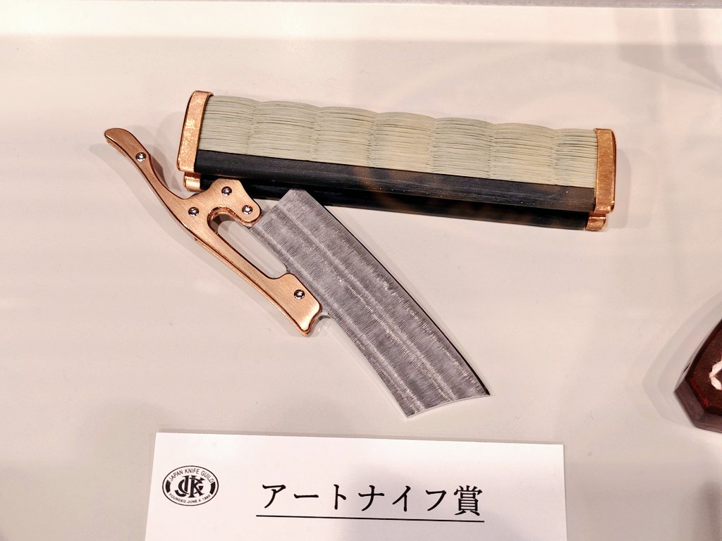 JKG(ジャパンナイフギルド）主催のナイフコンテストにて「アートナイフ賞」受賞しました。

先週の関のコンテストに続き2週連続の授賞式。

これで昨年のナイフコンテスト初出品から5回連続の受賞となります。

高校生の時に初めて鋼材からナイフを作って約四半世紀。

ようやく結果出てきました。