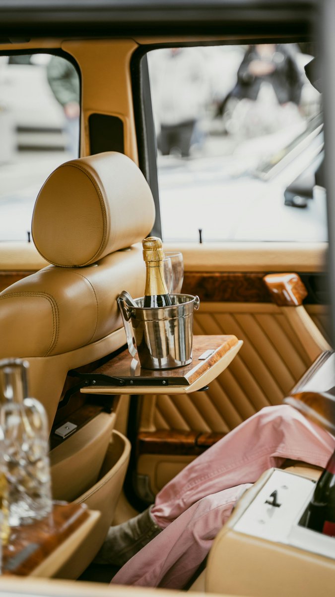AALimoWw's tweet image. AA Limo Worldwide offers VIP Car Service in NYC with unmatched luxury amenities, plush leather seating, ambient lighting, chilled refreshments, and Wi-Fi for your comfort on the go. 
📞 1-800-864-5430
🌐 aalimoww.com
#LuxuryCarServiceNYC #VIPTransportationNYC #AALimoWW