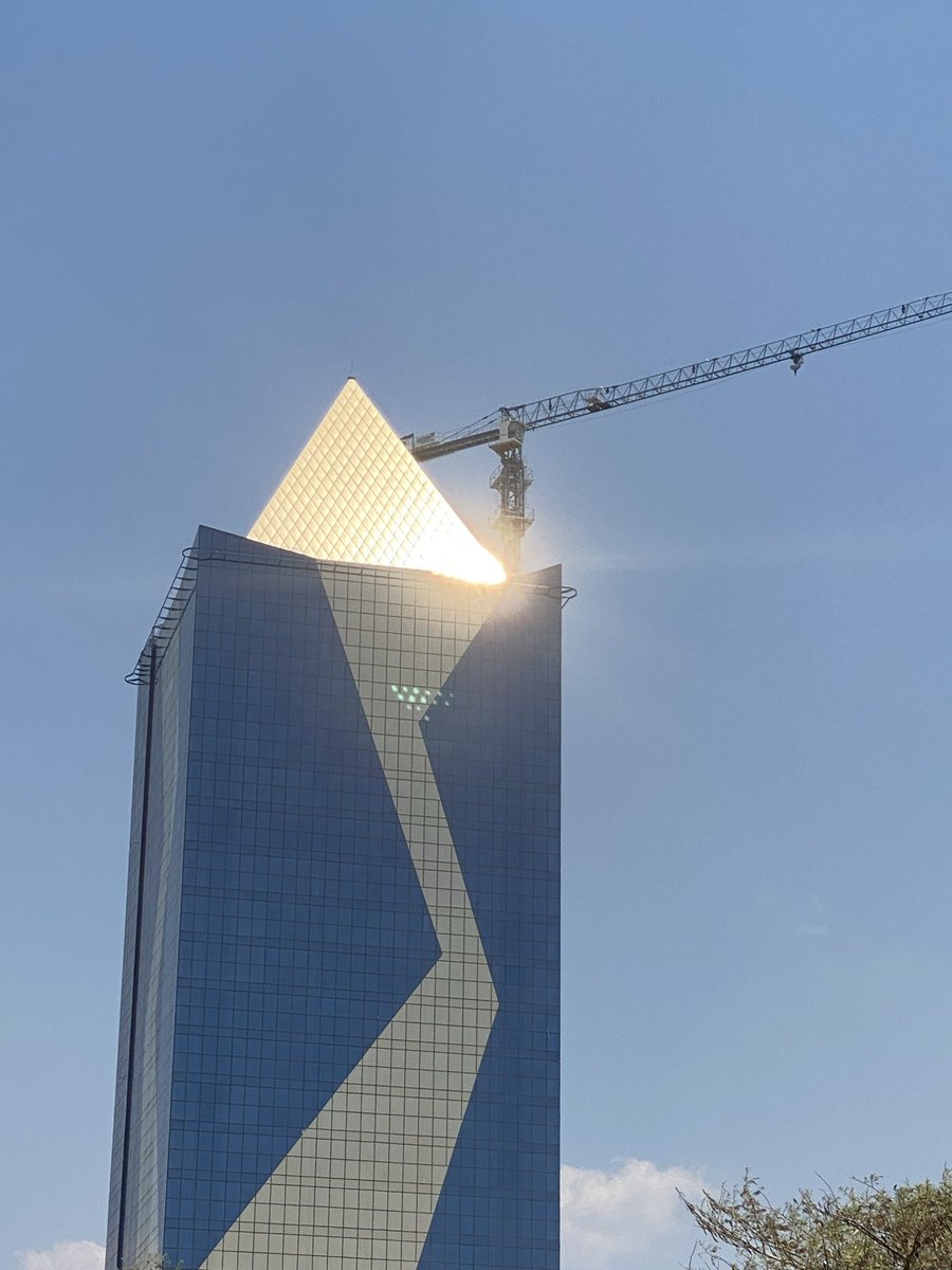 Hamwakadryden's tweet photo. You know in as much as this is a good building but this reflection is not allowed in any building standards they need to sort this out https://t.co/IjjwM5JmGn