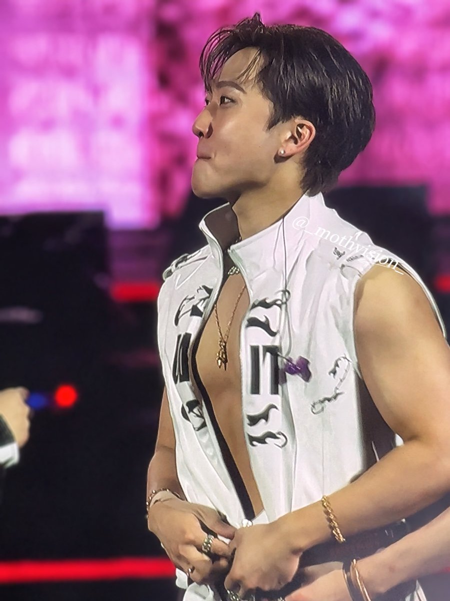 he looked so proud of himself after FLASHING us all😭