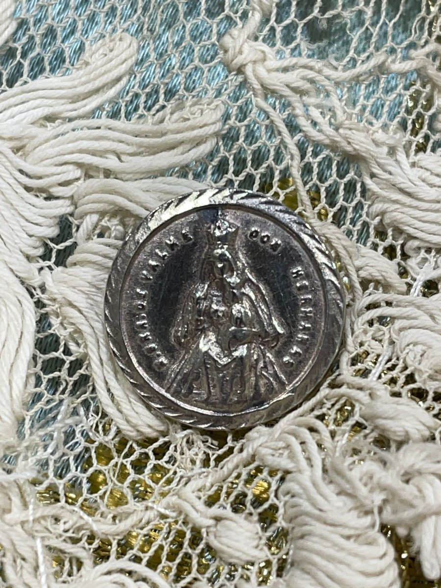 virgendelreposo's tweet photo. #SABÍASQUÉ 🔴 |
ℹ️ Nuestra Señora del Reposo luce en su manto una medalla de la Virgen de Valme, Protectora de Dos Hermanas, con motivo de su Romería.
#VirgendelReposo #Patrona #Protectoras
#ValverdedelCamino
#RomeríaValme2025 #VirgendeValme #Fe #UniónMariana #HacemosIglesia https://t.co/4UUeuf5Vcv