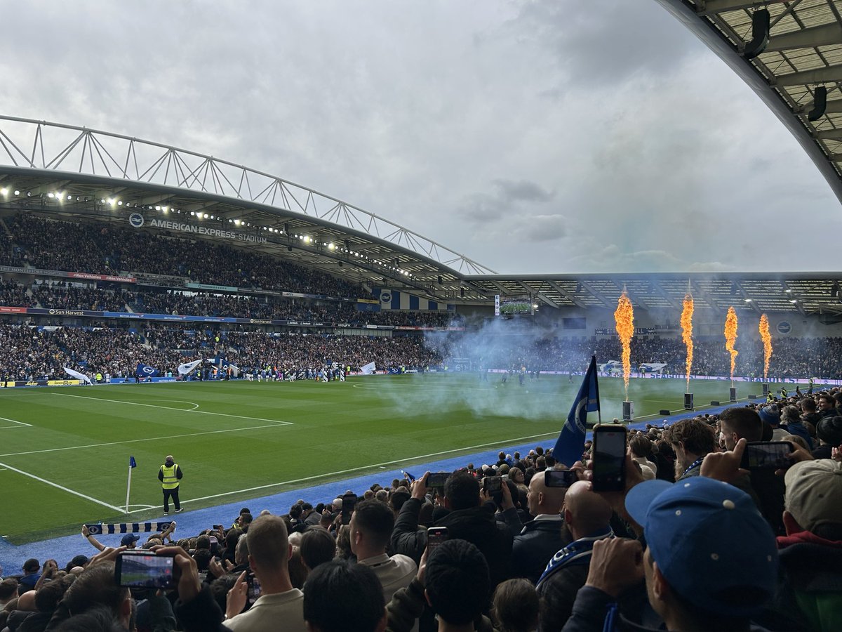 bart_boot's tweet image. Watching the best defender of the world.
Brighton &amp;amp; Hove - Newcastle United 🔥 ⚽️ 
 #UptheAlbion #JPvanhecke #voetbalreis #Erremuu