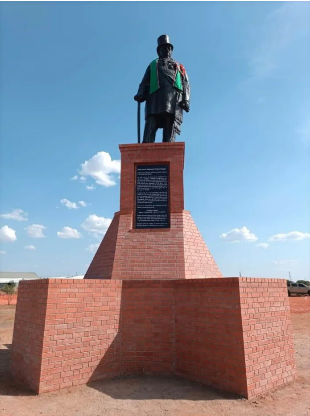 2,000 Afrikaners celebrated the 200th birthday of Paul Kruger by raising his statue in Orania. 

When was the last time a statue of a great, white patriot went UP rather than COME DOWN?

Long live Orania and long live the Afrikaner people!