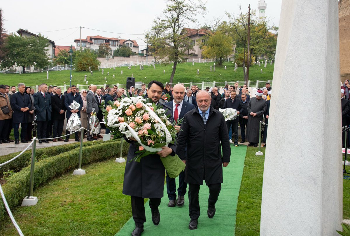 Bizi toprağa gömdüler fakat tohum olduğumuzu bilmiyorlardı.Alija İzetbegoviç
 Bilge lider Alija’nın doğumunun 100. yılında Saraybosna’da ki  anma törenleri ve Reis ül ülema ziyareti #ıus üniversite çalışmaları gibi bir çok etkinliği yaptığımız ziyaretin sonunda dönüş vakti.