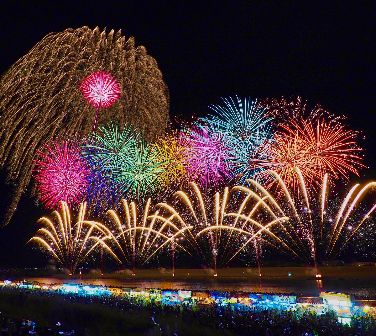 Kumadai_RP's tweet image. Kembang api diluncurkan secara bertubi-tubi dengan tabuhan drum 𝘵𝘢𝘪𝘬𝘰, menyebarkan bau mesiu dan semarak perayaan di udara. Sebuah pertanda, bahwa festival ini telah mencapai puncaknya. Tidak ada yang pernyataan cintanya terganggu ledakan, kan? 🎆🌌☁️