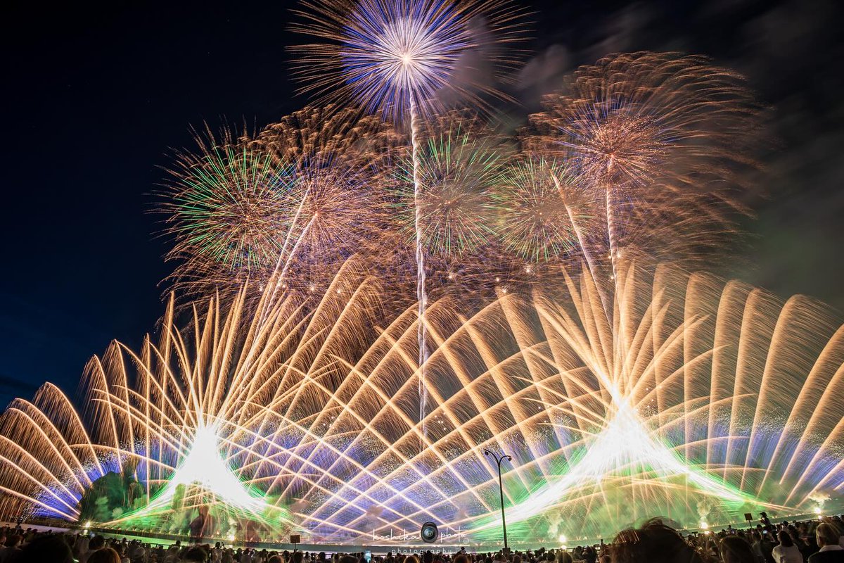 Kumadai_RP's tweet image. Kembang api diluncurkan secara bertubi-tubi dengan tabuhan drum 𝘵𝘢𝘪𝘬𝘰, menyebarkan bau mesiu dan semarak perayaan di udara. Sebuah pertanda, bahwa festival ini telah mencapai puncaknya. Tidak ada yang pernyataan cintanya terganggu ledakan, kan? 🎆🌌☁️