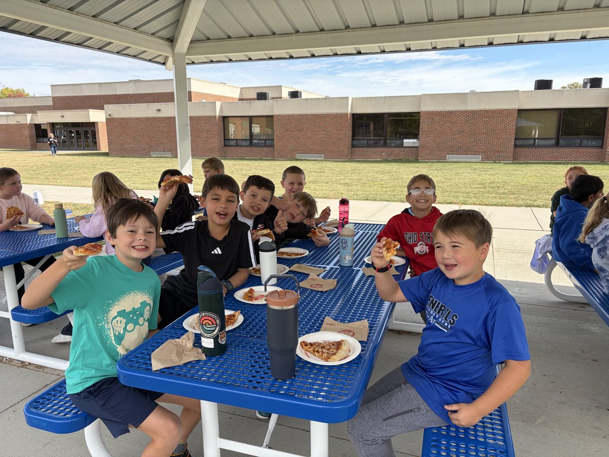 awmo3rdgrade's tweet photo. Thank you MAPS for the wonderful pizza party. The students enjoyed the great pizza and beautiful weather. https://t.co/xPRlTH0IHm