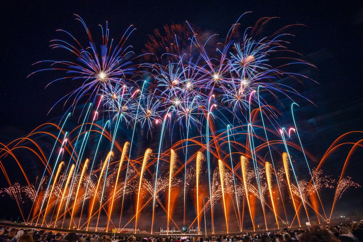 Kumadai_RP's tweet image. Kembang api diluncurkan secara bertubi-tubi dengan tabuhan drum 𝘵𝘢𝘪𝘬𝘰, menyebarkan bau mesiu dan semarak perayaan di udara. Sebuah pertanda, bahwa festival ini telah mencapai puncaknya. Tidak ada yang pernyataan cintanya terganggu ledakan, kan? 🎆🌌☁️