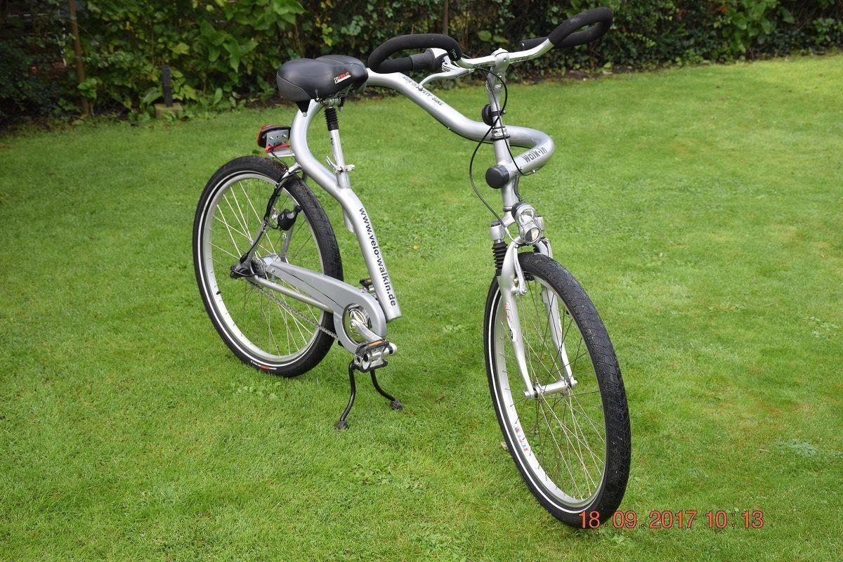 ’画像に写っている自転車は「ウォークイン・セーフティ・バイク」と呼ばれるものです。
フレームがU字型になっており、またぐ必要がないため、乗り降りがしやすいのが特徴です。
特に高齢者や足腰の弱い人、スカートを履いている人にとって便利です。'