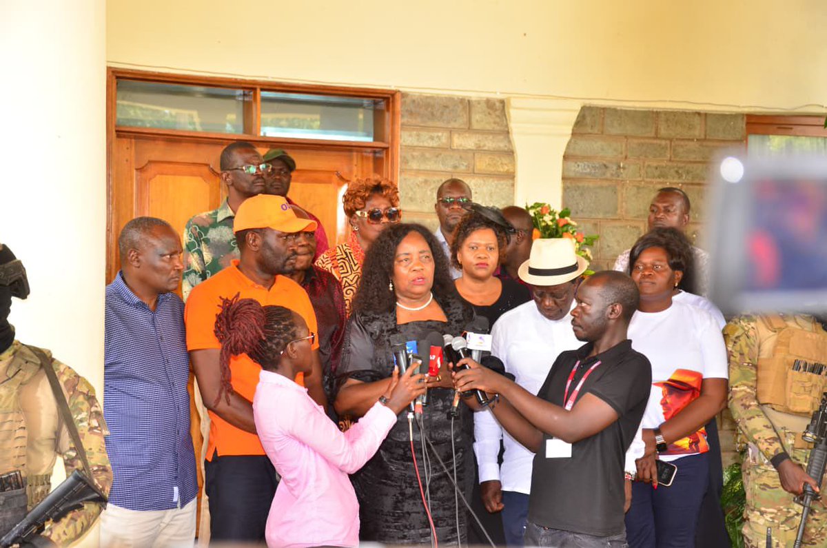 RamogiTVKe's tweet image. PICHNI: Mama Ida Odinga, Seneta Oburu Oginga, Gavana James Orengo kod Seneta Edwin Sifuna e dala mosenindo Raila Odinga, Opoda Farm Bondo | #RamogiTV #RIPRailaOdinga #RIPBaba