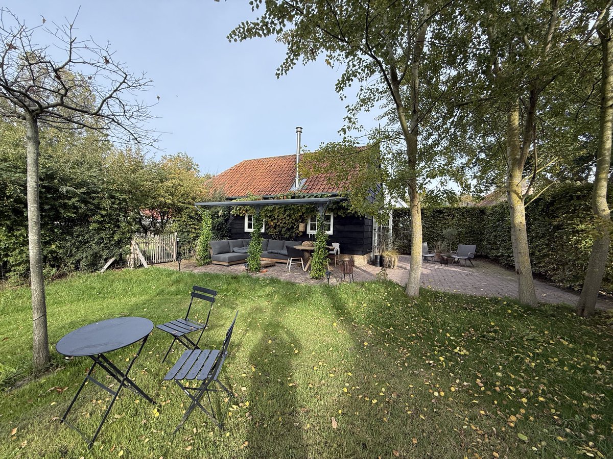 Toob_Alers's tweet photo. Na een heerlijke wandeling nu aan de koffie in de zon โ๏ธ Deze B&B in Ouddorp is pure weelde!
๐ Wat is voor jou hรฉt ultieme weekendmoment?
#Ouddorp #weekendgevoel https://t.co/3uteMsVPH6