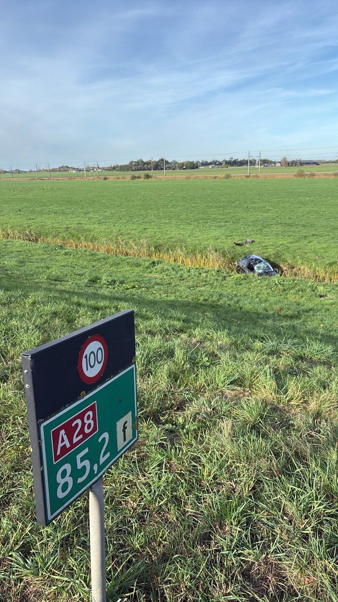 Auto van de weg geraakt en in sloot beland op Knp. Hattemerbroek