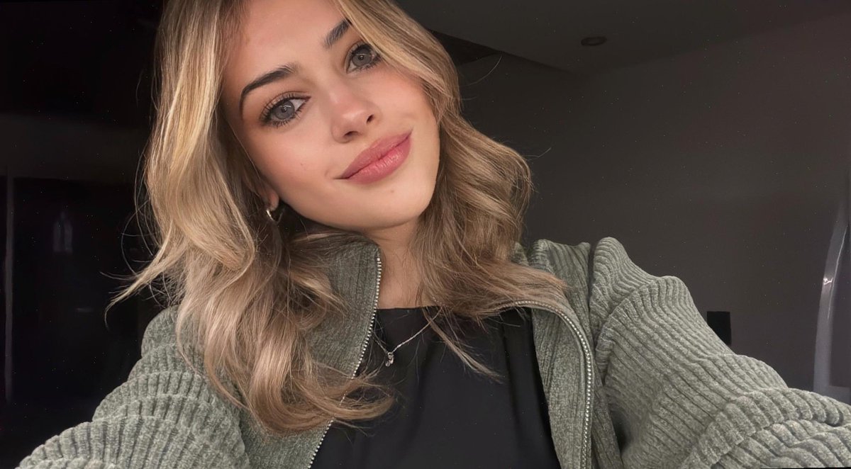 Supercdouble1's tweet image. reorganizing my bookshelf like it’s a personality makeover