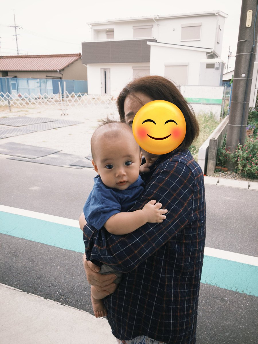 z4co1's tweet photo. 運動会終わってからおむつ買いに出かけようと玄関出たら隣に住んでるじぃじのお姉さんに遭遇
にこにこしてて抱っこ〜って手も出てたから抱いてもらった꜀^. ̫.^꜆
思わぬいい写真だったから家族みんなに送ったww 2人ともいい顔😘
色々連れ出してたくさんの人間見せてるから人見知りしないのかな？ https://t.co/Vzj3okXeM6