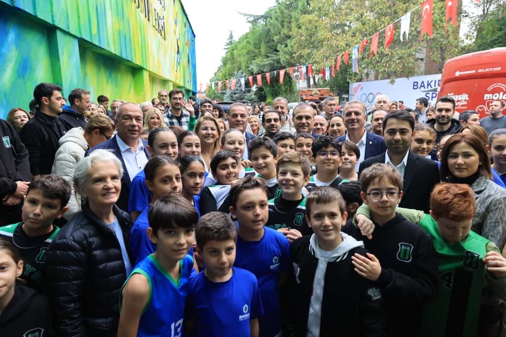 Güzel günleri hepimizin çabasıyla kuracağız. Belediyelerimiz, İstanbul’un her köşesinde durmadan çalışıyor.

Bugün, Bakırköy Belediyemizin hizmete açtığı Spor Kompleksi’nin açılış törenine katıldık.

Şehrimizdeki büyük spor tutkusunu sağlıklı yaşamla buluşturup bu güzel tesisi