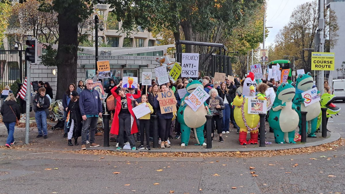 PhoenixRoseDsgn's tweet photo. Dublin, Ireland turning out in front of the US Embassy for #NoKingsDay. Possibly 400 people with costumes, dancing and chanting!
#NoKingsProtest 

@maddow @rtenews @VirginMediaNews @DemsIRL @demsabroad @Channel4News @ABCNewsLive @NBCNightlyNews @CBSNews https://t.co/e1zwTzSY0F